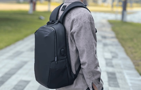 USBポート付きデイパック 20L GRELW-UDP3014 BK 使用イメージ