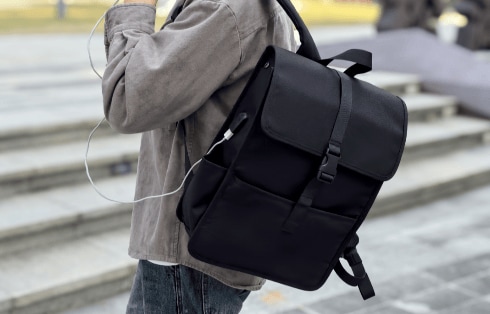 USBポート付きデイパック フラットタイプ 14L GRELW-UDP54024 BK 使用イメージ